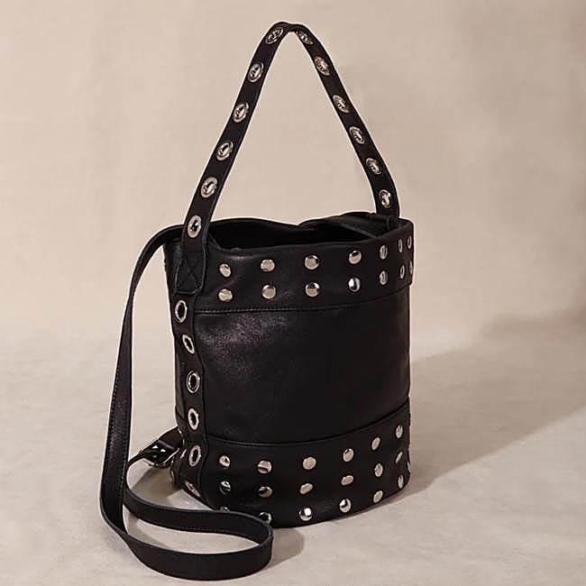 Bolso negro con detalle de tachuelas de Micuir