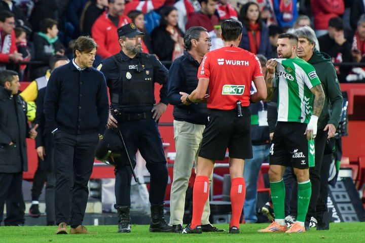 En el tramo final del partido lanzaron objetos. (foto: EFE/ Raúl Caro)