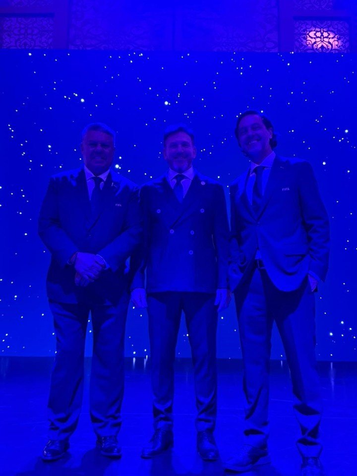 Chiqui Tapia con Infantino y Domínguez en Qatar.