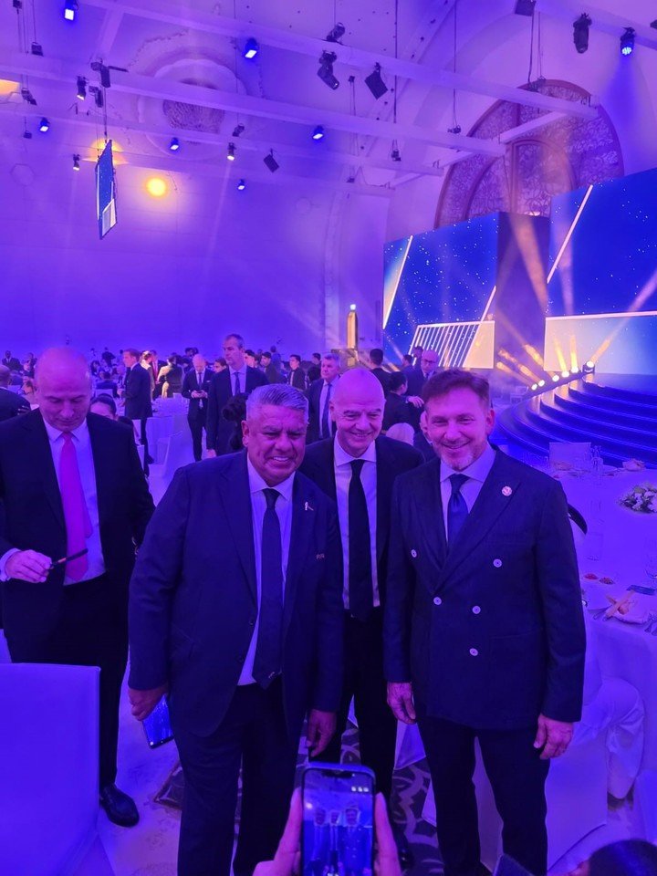 Chiqui Tapia con Infantino y Domínguez en Qatar.