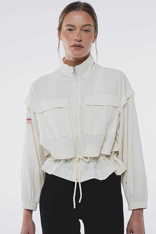 Cortavientos ligero en color crema de S'more.