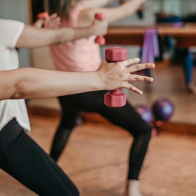 Mujer haciendo ejercicio con mancuernas.