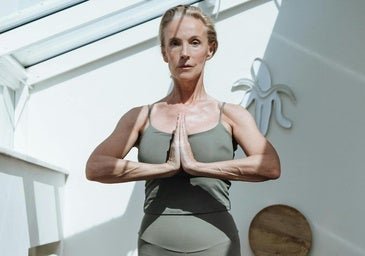 Cómo hacer el estiramiento de la mariposa a partir de los 50 para abrir las caderas, mejorar postura y fortalecer espalda