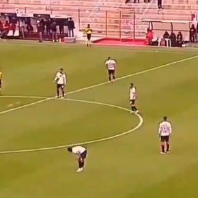 Bolivia: un arquero hizo un gol de penal, el rival sacó del medio y lo embocó 