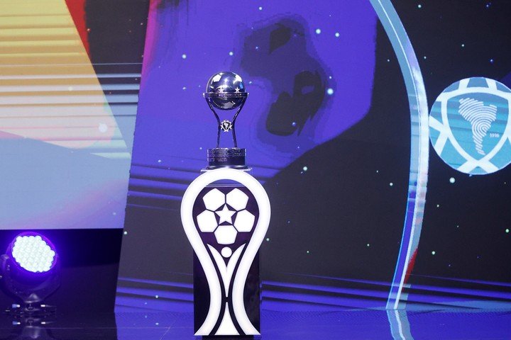 La tan preciada Copa Sudamericana. (EFE/ Juan Pablo Pino)