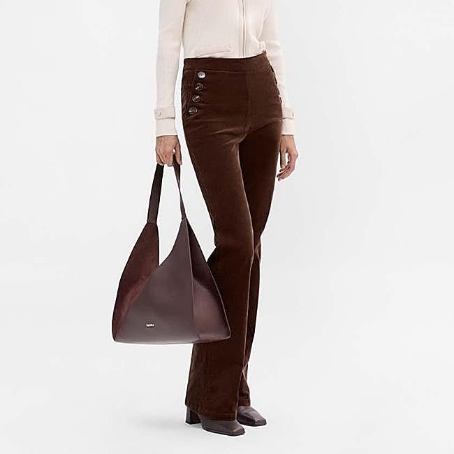 Pantalón de pana chocolate con botones joya de Simorra, 90 euros.