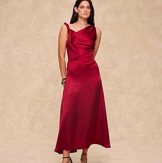 Vestido satinado rojo de Maksu, 198 euros.
