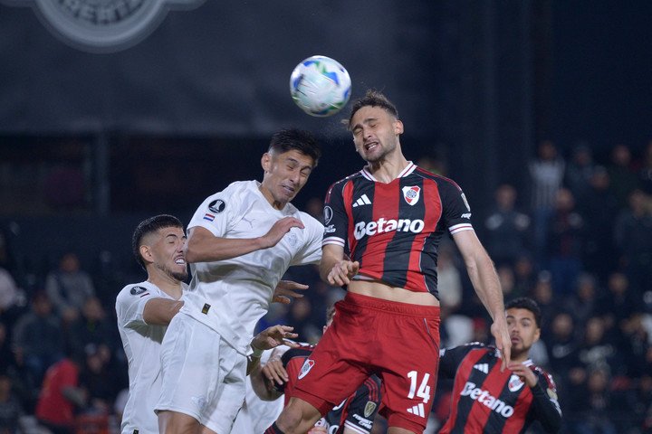 Boselli en las alturas. Prensa River.
