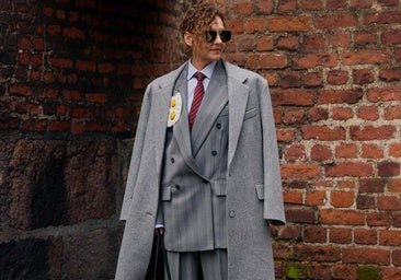 Abrigos grises originales que las mujeres de 50 prefieren para estilizar un look de invierno