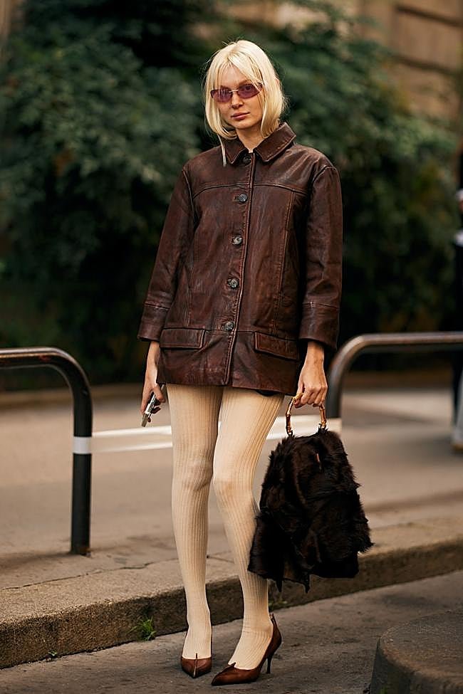 Mujer con chaqueta en color marrón chocolate