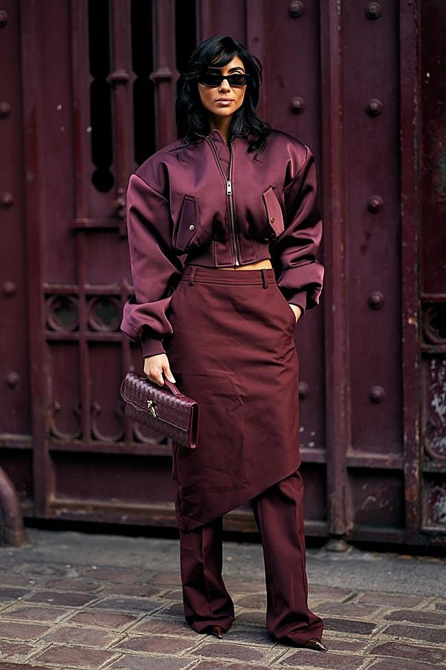 Mujer con look granate