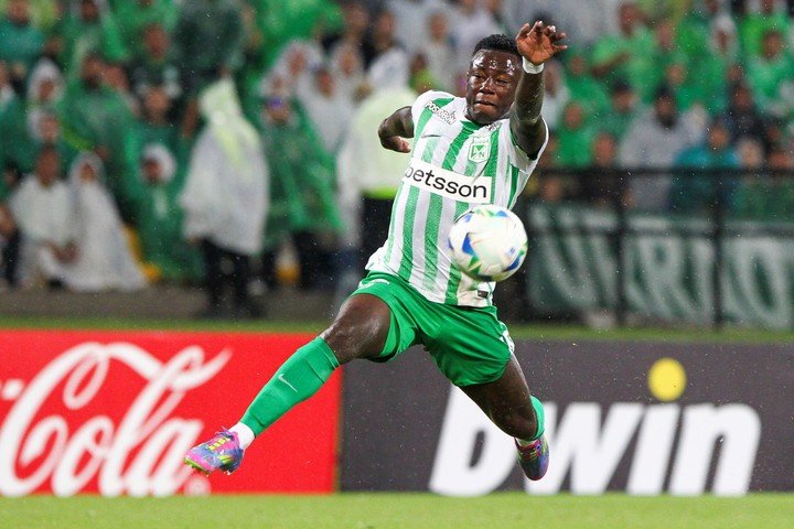 AMDEP6143. MEDELLÍN (COLOMBIA), 08/05/2025.- Marino Hinestroza (d) de Nacional controla un balón este jueves, en un partido de la fase de grupos de la Copa Libertadores entre Atlético Nacional e Internacional en el estadio Atanasio Girardot, en Medellín (Colombia). EFE/ STR