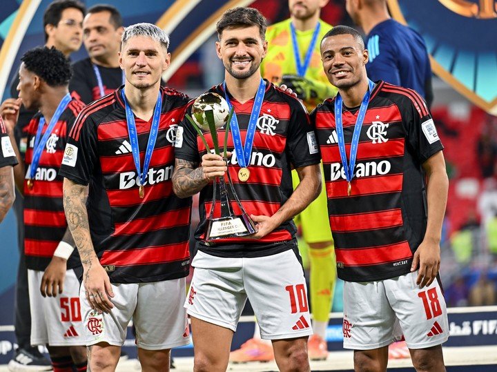 Guillermo Varela, Giorgian De Arrascaeta y Nicolas De La Cruz (Catar) EFE/EPA/NOUSHAD THEKKAYIL