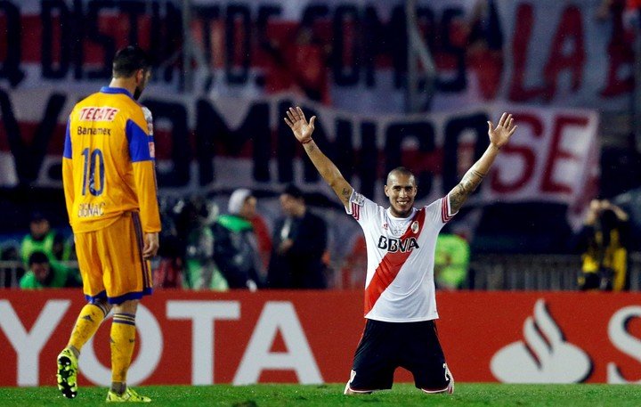Maidana festejando junto a Gignac (Reuters).