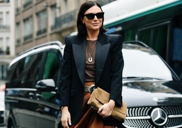 La firma española favorita de la reina Letizia tiene el secreto para llevar una camiseta básica en looks de fiesta