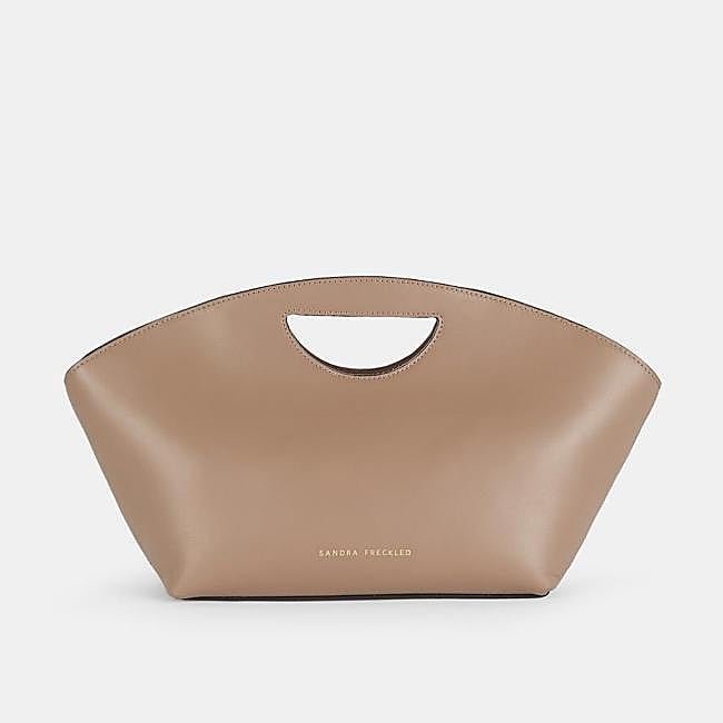 Bolso estructurado en tono neutro de Sandra Freckled, 189 euros.