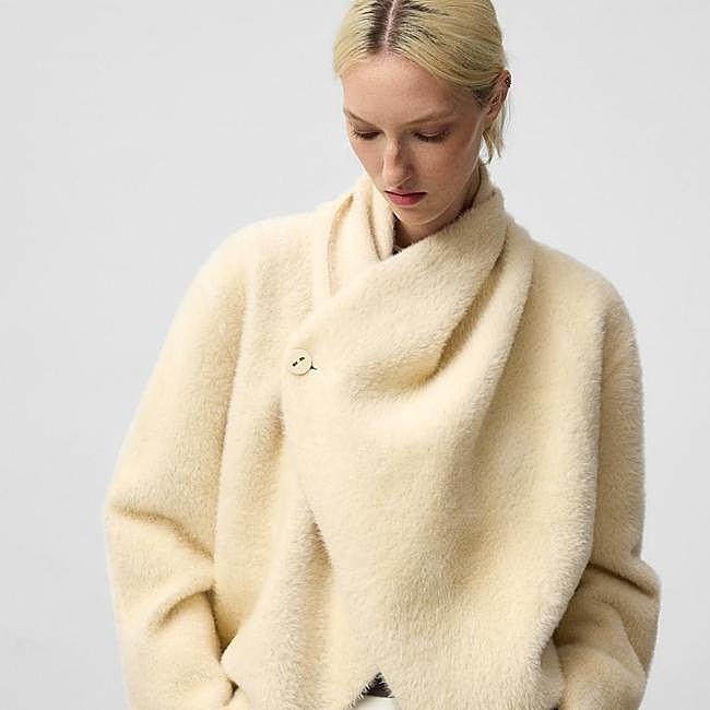 Chaqueta de pelo sintético en tono claro de Adolfo Domínguez, 149 euros.