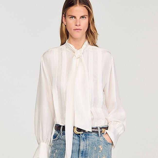 Blusa blanca con lazada de Sandro, 275 euros.