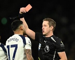 El Aston Villa del Dibu iguala 1-1 frente al Manchester United de Lisandro Martínez