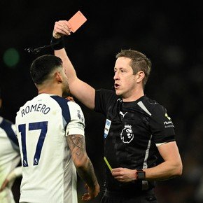 Para el olvido: error y roja para el Cuti Romero en la caída ante el Liverpool