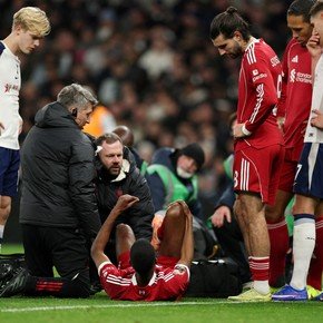 Se confirmó lo peor para Liverpool: Isak fracturado y varios meses fuera de las canchas