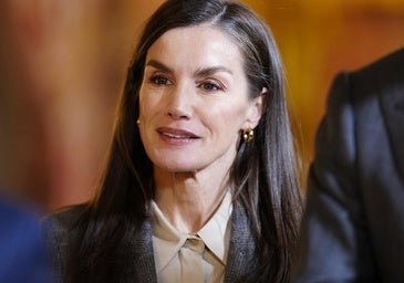 La reina Letizia rescata su traje gris de cuadros más elegante de Hugo Boss para la reunión con la Fundación Princesa de Girona