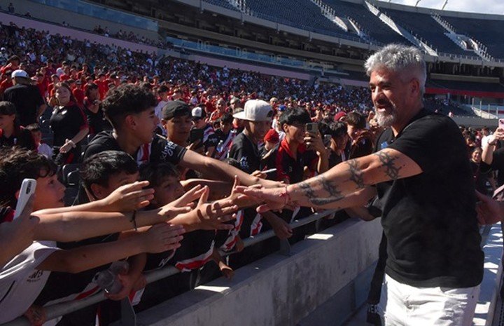 Ortega con los chicos de Escuelas River en el Monumental. Prensa River.