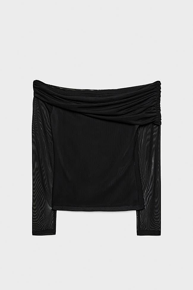 Camiseta de tul en color negro de Stradivarius.