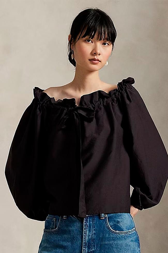 Blusa negra con escote bardot de Ralph Lauren.