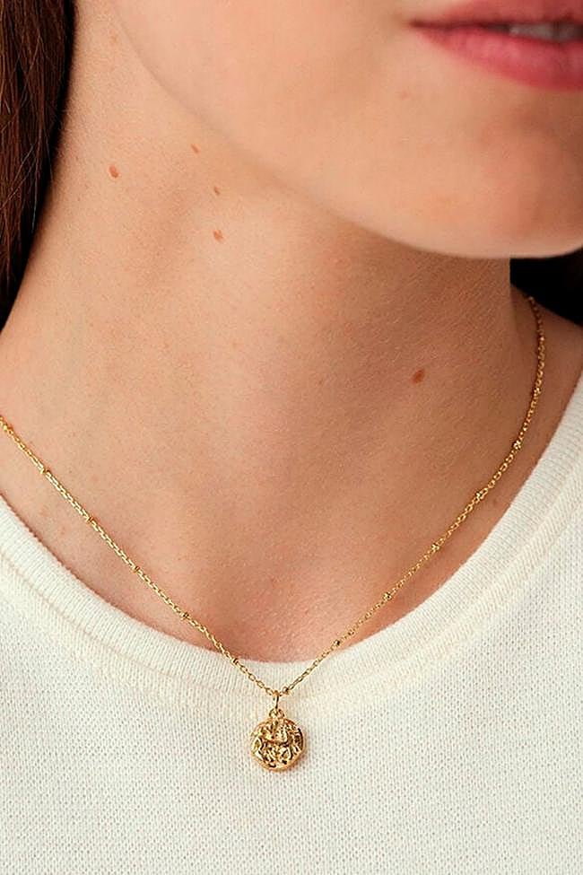 Collar corto con medalla de Agatha.