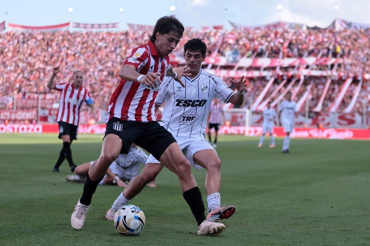 Román Gómez vs. Platense. (EFE)