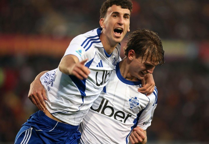 Nico Paz celebra la victoria con su compañero. (EFE)