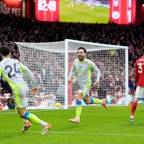 En el Manchester City, Cherki desniveló en la balanza: asistencia, gol al Nottingham y 2-1 para mantenerse como escolta