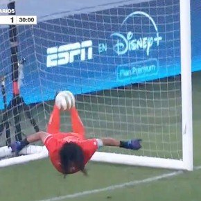Video: Higuita volvió a tirar 'el escorpión' 