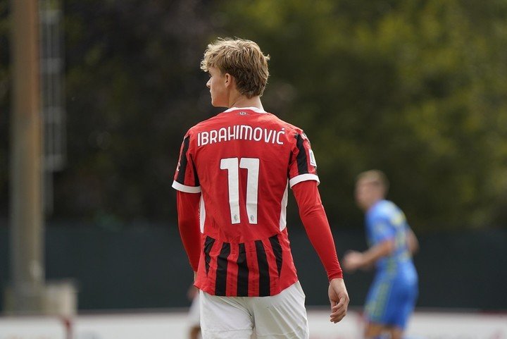 Maximilian Ibrahimovic jugando para la reserva del Milan (maximiliansegeribrahimovic)