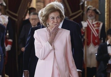 La reina Sofía brilla más que nunca: recibe el Toisón de Oro con un elegante look de color rosa made in Spain