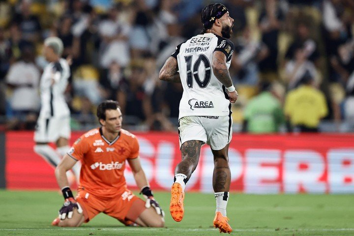 Depay fue la figura de Corinthians. (EFE)