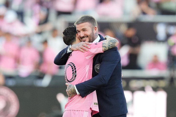 David Beckham con Lionel Messi. (AP)