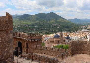 El pueblo de Castellón al que querrás ir este otoño: una joya medieval con un castillo de 300 torres a un paso del mar