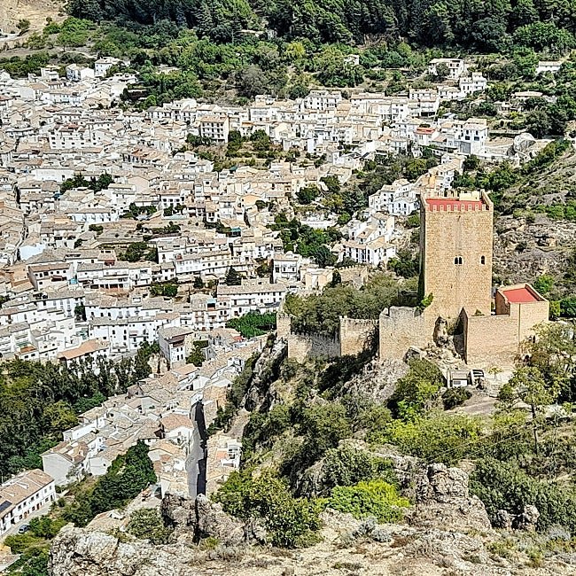 Vista panorámica de Cazorla con el castillo de la Yedra en primer plano.
