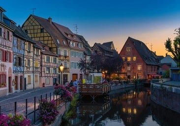 Por qué dicen que esta ciudad francesa es la capital de la Navidad: mercadillos, canales y un casco antiguo medieval