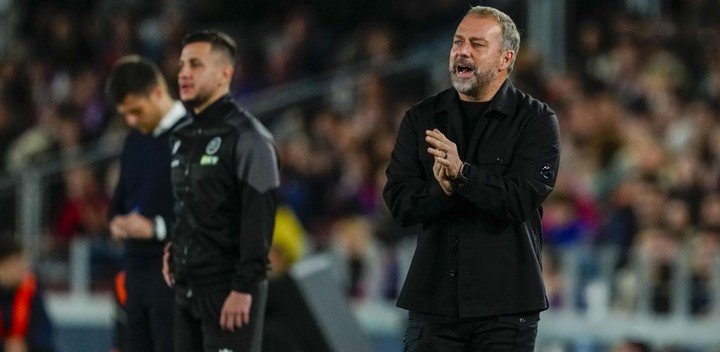 Hansi Flick durante el partido ante el Osasuna Créditos: Alejandro García / EF