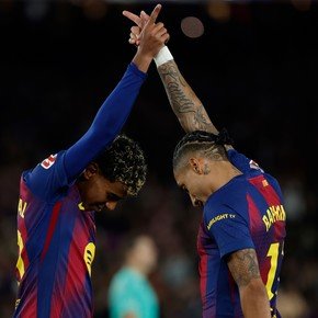 Con un polémico offside y un doblete de Raphinha, el Barcelona ganó y se aleja como único puntero de La Liga