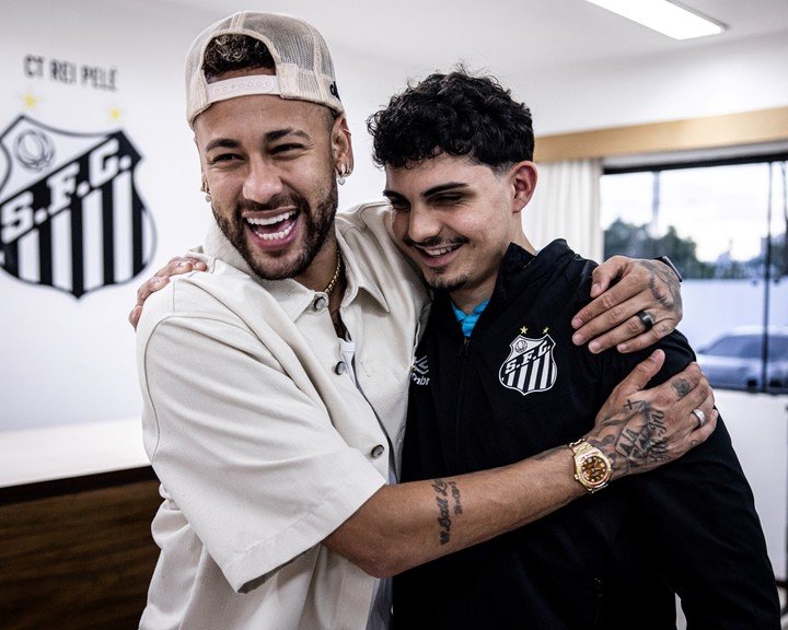 El reencuentro entre Ney y Matheus. (@SantosFC).