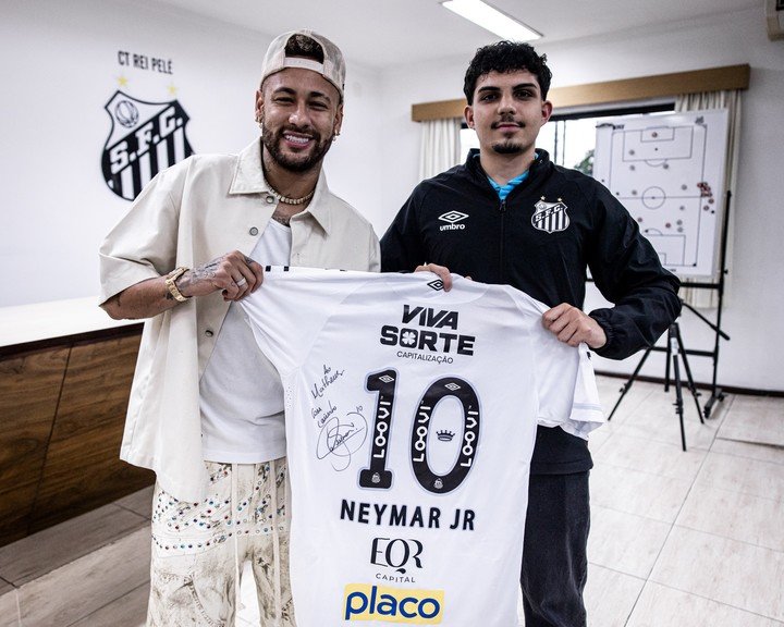 El reencuentro entre Ney y Matheus. (@SantosFC).