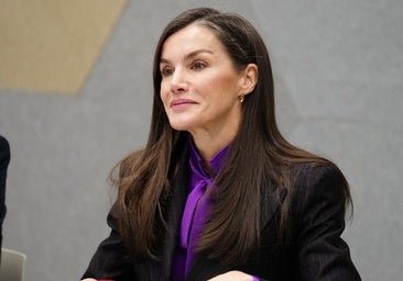 El elegante look de la reina Letizia: rescata una blusa morada de 2009 junto al traje de raya diplomática de Mirto