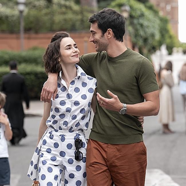 Lily Collins y Eugenio Franceschini en una imagen de la quinta temporada de Emliy in París.