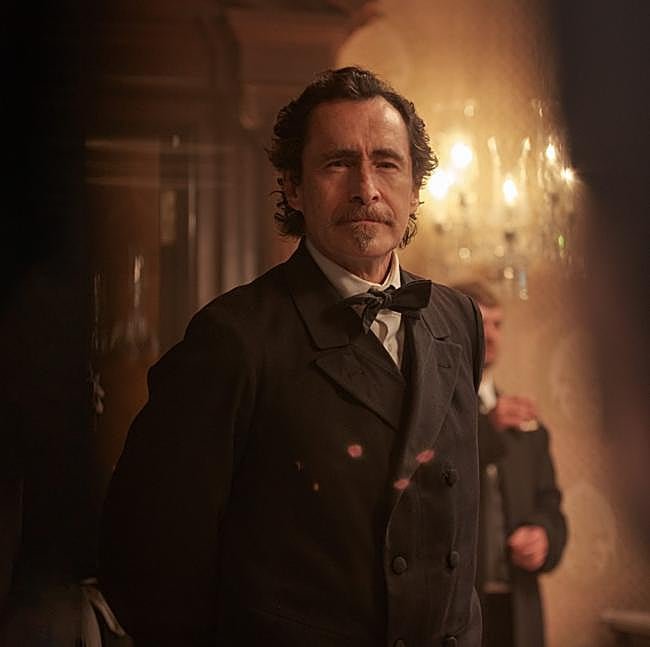 Demián Bichir es Nolasco Black en la miniserie El dentista.