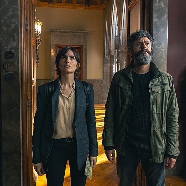 Verónica Echegui e Isak Férriz en una imagen de Ciudad de sombras.