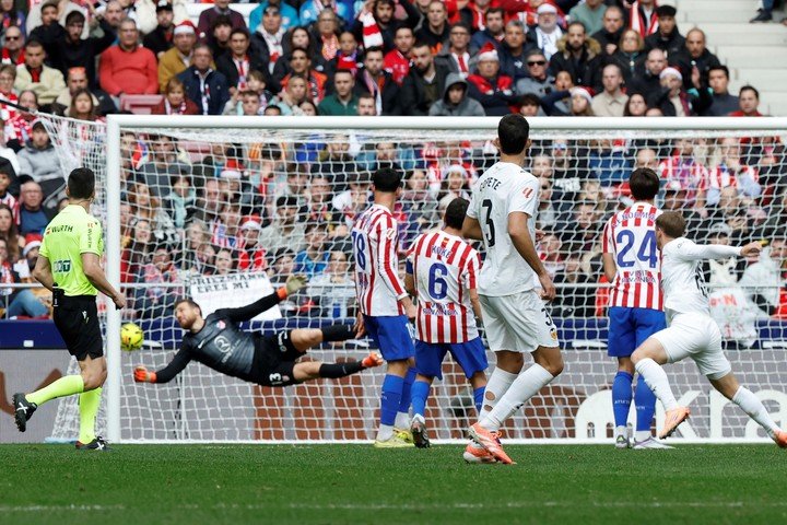 Beltrán sacando el bombazo de afuera del área (EFE).
